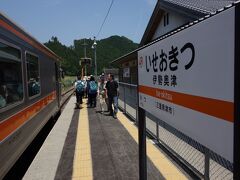 折り返しの列車は都会の通勤電車のように混雑していました。