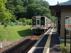 簡素な無人駅で待つこと30分、ようやく松阪駅行の列車が来ました。