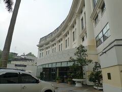 ☆ヒルトン・ハノイ・オペラ

恒例の朝の散歩

今朝はコンビニ探しも兼ねている。
ホテル近辺にはコンビニがなかったとクチコミにあったが、丁寧に探せばあるだろう。