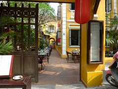 【マダム・ヒエン】

マダム・ヒエンの前まで行ってみた。
ここは、今夜のディナーに予定している。

もっと素敵な洋館だと思っていたが、結構くたびれていた。
夜目になったら変わるのだろうか？