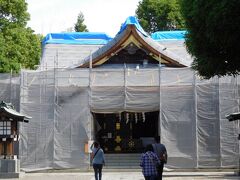 水前寺公園内の出水神社は地震の被害のためかシートに覆われている。