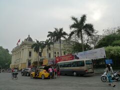 ○オペラハウス

オペラハウス近辺はツアーの集合場所のようでバスがあっちこっちに停まっている。
ツアーガイド風とツアー客風がウロウロしている。

スーツケースを引いている人もいた。長距離バスの停留所にでもなっているのだろうか？