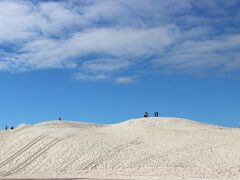 砂丘につきました。まずは頂上目指して登ります。
とにかく真っ白で雪山のよう。