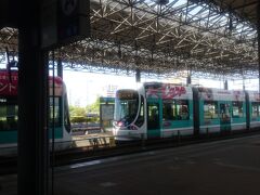 フェリーターミナルを突き抜けると路面電車の駅になってました。
どの電車がドチラへ行くのか確認している間に一本行ってしまった、、、

後で調べたら、１，３，５号線とあって、１と５が広島駅へ行くようだ。