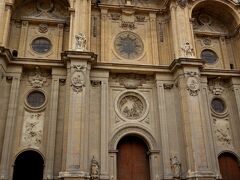 今宵のホテルはCasa de la Catedral、カテドラルの真ん前だったはず。
カテドラル前の広場はタクシーが入れず、一番近い所で降ろしてもらう。
運転手さんは女性で「ここをまっすぐ行ったら広場へ出れるよ〜」って。
案の定、カテドラルはすぐの所にあった。