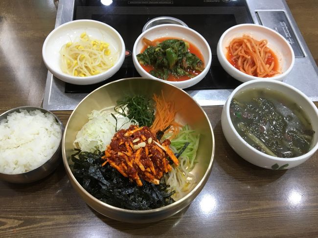 ユッケビビンバ  13000ウォンを注文。<br /><br />ビビンバの中の左上の白っぽいが生の栗です。<br />公州は、栗が名産で有名です。<br /><br />栗の食感はシャキシャキしていました。