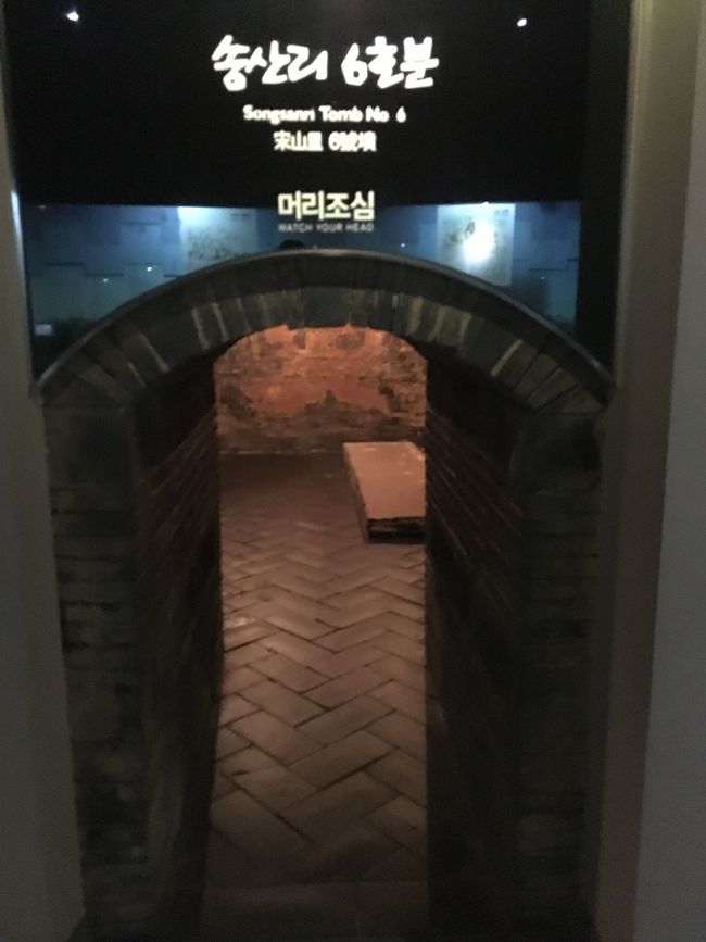 いくつも模型のお墓が展示されています。<br />中でも6号墳の壁には、四神が描かれています。<br />日本で言う、高松塚古墳の様です。<br />ただ、壁画の雰囲気はチョット違います。