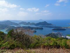 さて，岐宿地区の海側にある「城岳展望所」に来ました

天気にも恵まれて，とーってもご機嫌♪
五島には，美しい島々がたくさんあるねー

写真右下に，さっきの水ノ浦教会が見えます