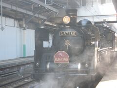 新潟駅に到着すると何やらもくもく煙が。

ホームに降りると会津若松まで走るSLばんえつ物語でした。

間近でSLを見るのは初めてですが、降灰がすごい･･･

白い服の方は要注意ですね。