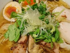 直江津へ戻りレンタサイクルをして&#40629;屋あごすけさんでラーメンを。

到着したのが11時半前。約45分ほど待ちました。

旨塩麺煮玉子トッピング。

スープは飽きないおいしさ。

そして2種類の鶏チャーシューが最高級のおいしさじゃないですか！！

これは並んででも食べたくなるのがわかりました。