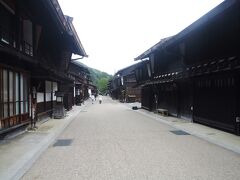 中山道 奈良井宿（重要伝統的建物群保存地区）

案内書によると、“鳥居峠上り口にある鎮神神社を京都側の端に、奈良井川沿いを緩やかに下がりつつ約１ｋｍにわたって町並みを形成する、日本最長の宿場です。・・・”