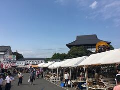 そしてさらに中心地へと歩き、陶器市の中心地、窯元共販センター前の広場へ。最終日近くで人も少な目とのことでしたが、それでも大変な賑わいです。