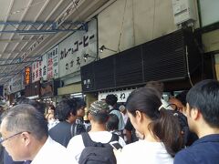 うおー、すんごい人。 ﾑｷﾞｭｳ 通れない・・

ここ、ぼくも大好きなきつね屋さん。
ホルモン煮おいしいもんなー。