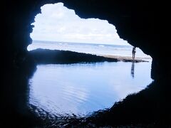 早速、シュノーケリングツアーに参加です！
空港に迎えにきてもらい、青の洞窟へ。このときは干潮だったのですが、水の量が多いともっと幻想的らしいです。