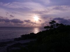 仲本ビーチでのんびりサンセット。
翌日、メインイベントのひとつが控えているのでゆっくり休みます。