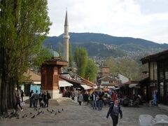 西側は西欧風のキリスト教エリア、そしてある通りを境にして急にトルコ風のイスラムの香り漂う街へと変化するフェルハディヤ通りを15分ほどゆっくり歩くと、旧市街の中でも一番有名な人々のよりどころとなる場所にたどり着きました。


この広場は「バシュチャルシャ」と呼ばれています。

バシュ＝メイン(トルクメニスタンで覚えた)
チャルシャ＝市場(ウズベキスタンで覚えた)

テュルク系の言葉が共通しているので名前を見た瞬間に意味が分かりましたが、その名の通り「中央市場」という意味の場所で、昔も今もサラエヴォの街の中心はここです。