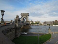 ブダペストの中でも最も有名なくさり橋。
ブダ側からペスト側を撮ってみた。