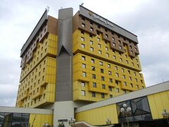 その「スナイパー通り」に面したこちらの目立つ黄色の建物。

昨日ツイストタワーからも目にしましたが、これがサラエヴォ一有名なホテルと言っても過言ではない「ホリデイ・イン・サラエヴォ」です。