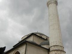 サラエヴォに来たら一度は寄りたかった「その時歴史が動いた場所」を見学出来て大いに満足。

だいぶ足も疲れてきましたが、また旧市街方面へ向けて歩を進めます。


旧市街の中心の少し手前にある、前日も前を通った「ガジ・フスレヴ・モスク」。

一昨日のヴィシェグラードでは排除されていたイスラム教徒のコミュニティが、このサラエヴォの中心にはまだ確かに存在しています。

※ここから宿の向こう側、スルプスカ共和国へ入るとその様子は一変するのですが