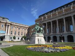 左が国立博物館Ｃ棟、右がＤ棟。
ライオンの中庭はきれいに花が咲いている。
中央の像は、エポナ・スペイン乗馬学校の騎馬像。