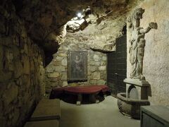 ウイーン門から軍事歴史博物館を見ながら、Orszaghaz通りを進むと、地下迷宮入口の看板が見えたので入ってみた。
迷宮入口の看板はわかりにくく、「labirintus→」な感じの小さなもの。
これかな・・・と半信半疑で行ってみたら、当たってた。

迷宮自体は暗いし、妙な等身大人形があったり、スモークが焚いてあったり・・・
薄気味悪い雰囲気。