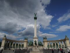 メトロで英雄広場へ。