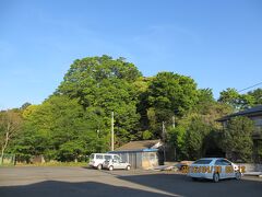 いざ、稲荷山公園へ。


大きな駐車場の横から登って行く。