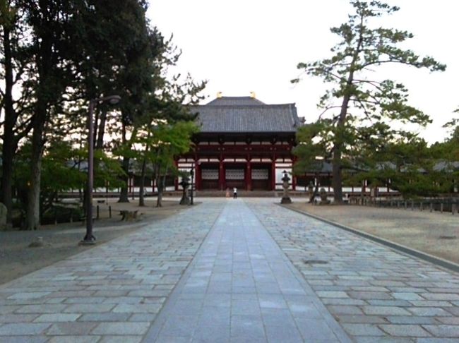 歩いているとどんどんヤバくなってきた。トイレ借りるコンビニも無い。<br />あっあ…これは…かなり…小走りになる…振動でよけい酷くなる。<br />頑張れ、耐えるんだ！ようやくコンビニが見えたがホテルはすぐそこ、っつ、着いたっ！<br />自動ドアが開くや否やフロントに向かって「○号室っ」と叫び鍵を手にする。<br />エレベーターに乗ると気が緩んで肛門も緩む…危なっ！ついに部屋そしてトイ…<br />…間に合った―あのタコ焼きのせいじゃないのか??　とにかく、良かった…<br />　↑日暮れの誰も居ない東大寺