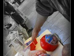 丸いソーセージをガンガン切って、味見をさせてくれる兄貴。

このメルカード内では、食え！喰え！と店の番人がどんどん商品に包丁を入れ、食べさせてくれます。

味見は自由、食べるだけ食べて、じゃあねぇぇ〜とおさらばしても、全くしつこくなく、意外とあっさりと、開放してくれます。