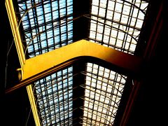 採光の窓.....。

我が国の『Ueno Station』.....にも似たような場所がある....。

文明開化に流行った、欧州式アールデコ調.....。

建物のちょっとしたところに残る....文化の香り....