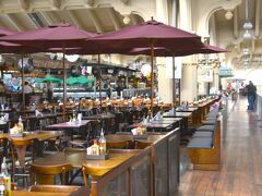 メザニーノ(mezanino)と呼ばれる中二階テラスに上ると、簡単な軽食レストランが軒を連ねています。