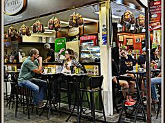 このメルカード（市場）のもう一つのお楽しみは、いろいろなものを見たり、買出しの後の.......この一服。