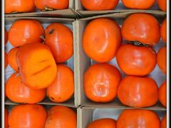 柿。このブラジルでは、移民が１００年前にこの地に持ち込み、ここでは「Caqui」と呼ばれています。ここでは日本みたいな固いシブい柿ではなく、グジュグジュに熟した柔らかい柿を食べるんです.....。

この食べ方が、超おいしい～


ご参照:サンパウロでカキ祭り
http://4travel.jp/travelogue/10777005
http://4travel.jp/travelogue/10777031