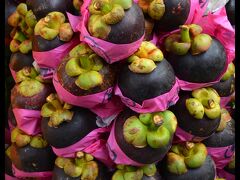 
写真：マンゴースチン。果物女王と呼ばれている。確かにおいしいですが、種が....でか過ぎ....。因みにインドネシアではマンギスと呼ばれています。