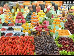 見てください。各国、各世界に、沢山の市場がありますが、此の綺麗な配列と丁寧な果物の扱い方は、何処か、我が祖国に相通じるものを感じませんか？