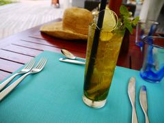 一時間ほど泳いだので、疲れてきた。
小腹がすいたので、HELIOSで軽食を。
飲み物はここでもグリーンティーモヒート♪