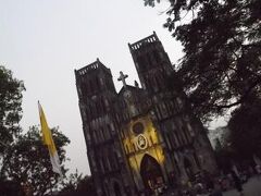 荷物を置いて外に出ます。まずは先ほど鐘のうるさかったハノイ大教会の前を通ります。