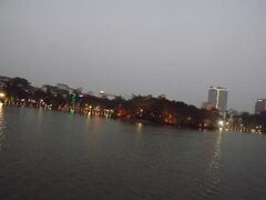 そこから直ぐ近くにある、ハノイの象徴とも言えるホアンキエム湖。ハノイの町は５年半ぶりに来ましたが、これを見ると戻ってきたと言う実感がわきます。