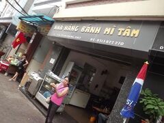 こちらはバインミー（ベトナムサンドイッチ）のお店。
10,000ドンでした。中身はシンプルでペーストが入っているだけのものでした。