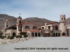 スコッティーズ・キャッスル(Scotty's Castle)

デスバレー国立公園(Death Valley National Park)内北部にあるスペイン・コロニアル建築(Spanish Colonial Revival architecture)のヴィラ(villa)です。


スコッティーズ・キャッスル：https://www.nps.gov/deva/learn/historyculture/scottys-castle.htm
スペイン・コロニアル建築：https://en.wikipedia.org/wiki/Spanish_Colonial_Revival_architecture
ヴィラ：https://ja.wikipedia.org/wiki/%E3%83%B4%E3%82%A3%E3%83%A9