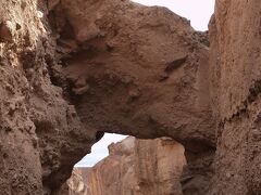 ナチュラル・ブリッジ・キャニオン(Natural Bridge Canyon)

デスバレー国立公園(Death Valley National Park)内にある天然橋(Natural Bridge)です。


ナチュラル・ブリッジ・キャニオン：http://www.americansouthwest.net/california/death_valley/natural_bridge_canyon.html
天然橋：https://ja.wikipedia.org/wiki/%E5%A4%A9%E7%84%B6%E6%A9%8B