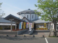 道の駅よこはまには8時前に到着。
8時の開店まで少し待ってパンを一個だけ買い、コンビニコーヒーを飲みながら簡単に朝食を済ませました。
さて、いよいよ目的地の菜の花畑へ向かいます。
