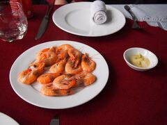 霧が濃すぎて船を出せるかどうか分からないらしいので、 
とりあえず、港に止まったままの船の中でシーフードランチです。 
食べるのに夢中になってエビしか写真がないけど、 
現地で取れた（多分）貝や白身魚が中心のランチで、 
さっぱりしていて美味しかったです☆

食後……結局船は出ないということになり、 
すごすごとハノイまで帰りましたとさ（涙） 

一部では雨女で有名な私でしたが、どうやら悪天候全般女疑惑発生です。 
台風とか呼ぶのかなり得意なのでご用命があれば是非お声を！ 