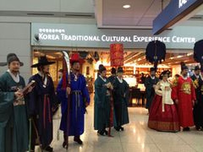 仁川空港は広くて綺麗で色んなサービスもあって快適でした。<br /><br />乗継客に優しい空港ですね。 <br />http://www.airport.kr/iiacms/pageWork.iia?_scode=C1702050500 <br /><br />日本の空港も頑張れ！ <br />でも、物価の問題が大きいよなぁ。。。 <br /><br />１日目は深夜にハノイ到着で寝るだけ〜 <br /><br />２日目は今回の旅のメインイベント！ <br />世界遺産でもあるハロン湾クルーズ☆です。 <br />朝、申し込んであった現地ツアーがホテルにピックアップに来てくれます。 <br />マイクロバス？が日本人観光客で満員になりました。 <br />順番にホテルにピックアップしに行くんですが…… <br />個人で現地ツアーに申込む人は、 <br />私達みたいに安ホテルに泊まってる人が多いというのが良くわかります（笑）