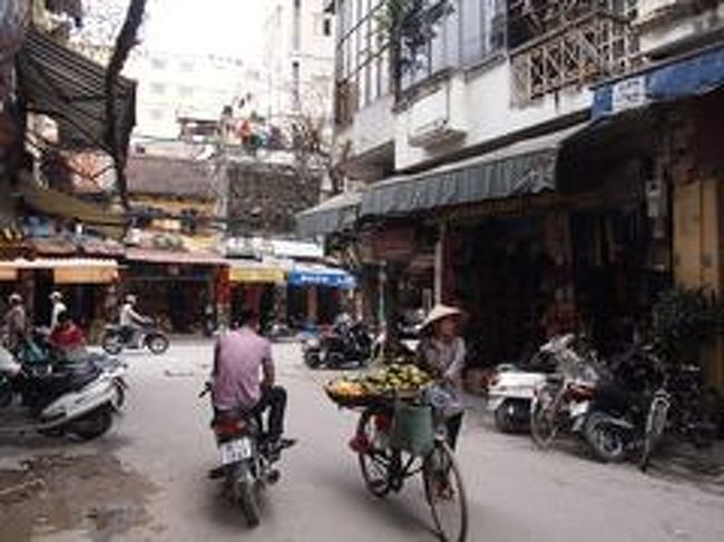 片道３時間半ぐらい？結構な長旅です。 <br />郊外に出ると一面に広がる田園風景が美しかったです。 <br />（写真取れなかったのが残念） <br />信じられない広さの田んぼを手植えしている光景に何度も出会いました。 <br />円錐形の麦わら帽子（ノンラーと云うらしい。Wiki調べ） <br />がまた情緒があっていい感じ。 <br /><br />このノンラー街中でも結構見かけました。 <br />ベトナムの気候に適しているみたいで、まだまだ現役で活躍中です。 