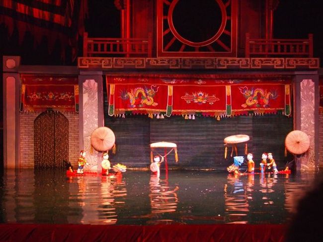 予定より早くハノイに戻ったので、観光定番の水上人形劇を見てきました。 <br />素朴な感じで、農村の祭りの風景が思い浮かびます。 <br />言葉は分からないものの、人形の動きはコミカルでなかなか楽しめました！ <br />晩ご飯つきのツアーとか申し込むと3000円以上しますが、 <br />普通に窓口でチケット買うだけなら一番いい席でも400円ちょっとです。 <br />