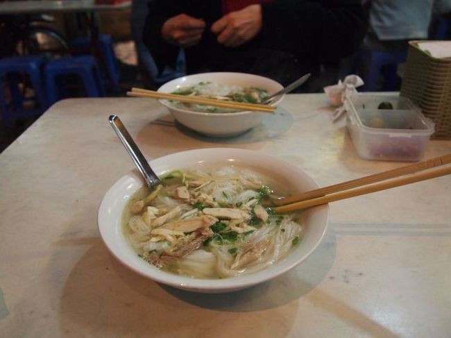晩ご飯は軽めにこれまた定番のフォー<br />200円しないです。 <br />店の名前は分からないですが、旅行中に３回もお世話になりました。 <br /><br />明日はハロン湾リベンジと云うことで、急遽申し込んだタムコックツアーです！ <br />ハロン湾と同じツアー会社で申し込みましたが、英語ツアーしか空きがありませんでした。 <br />でも、日本語ツアーの半額！！やっぱり英語出来るようになりたいなぁ。。。