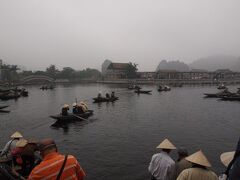 さて、メインのタムコックでございます！ 
タムコックは陸のハロン湾とも言われている場所で、 
川を小船で往復するんですが、その周りに奇岩がそびえ立っています。 