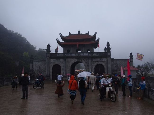 さて、３日目はタムコックツアーです。 <br />結論から言うと、めっちゃオススメです！！ <br />ハノイに行く機会があったら是非行ってみてください☆ <br />写真では全然楽しさ・美しさが伝わらないのが残念です。 <br /><br />午前中は古都ホアルーで２つの廟を見学します。 <br /><br />英語ツアーなので、歴史的な説明ははっきり言ってちんぷんかんぷん(^^; <br />後で調べたところによると……ホアルーは昔のベトナムの首都で、 <br />「丁朝の初代皇帝」と「前黎朝の初代皇帝」を祀った廟だそうです。 