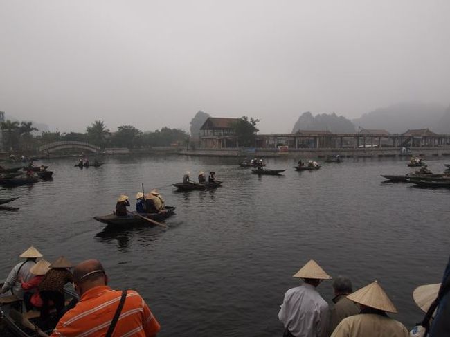 さて、メインのタムコックでございます！ <br />タムコックは陸のハロン湾とも言われている場所で、 <br />川を小船で往復するんですが、その周りに奇岩がそびえ立っています。 